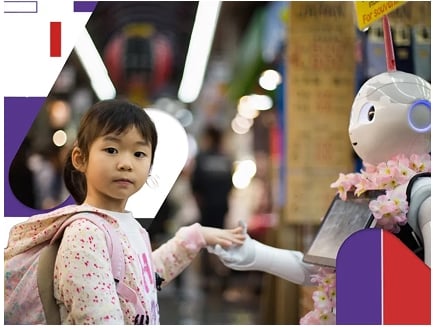 En liten jente holder armen til en robot